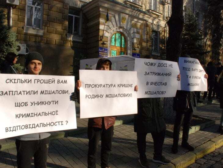 В Днепре активисты устроили против Мишалова митинг под прокуратурой. Видео