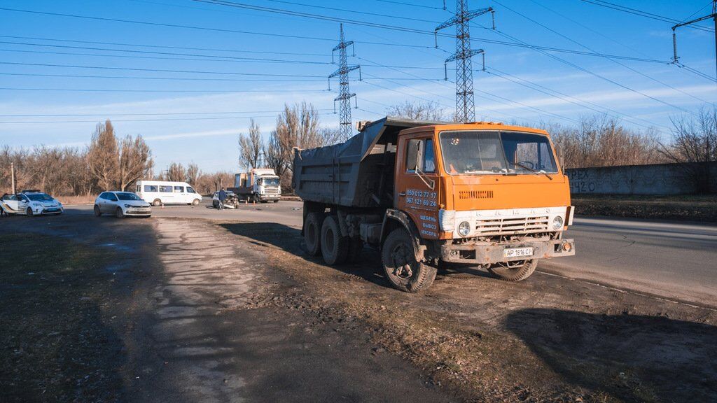 У Дніпрі на перехресті сталася ДТП з вантажівкою і легковиком