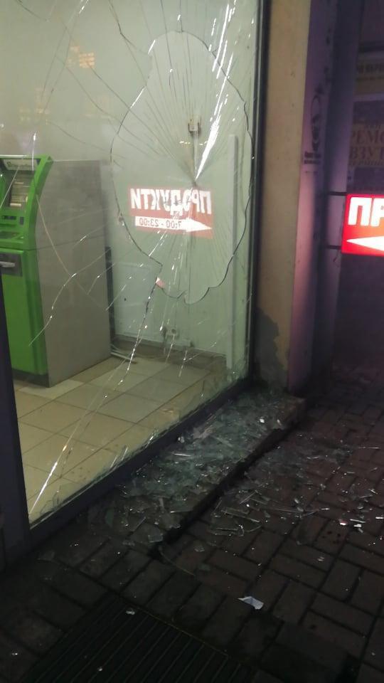 У центрі Києва розгромили відділення ПриватБанку
