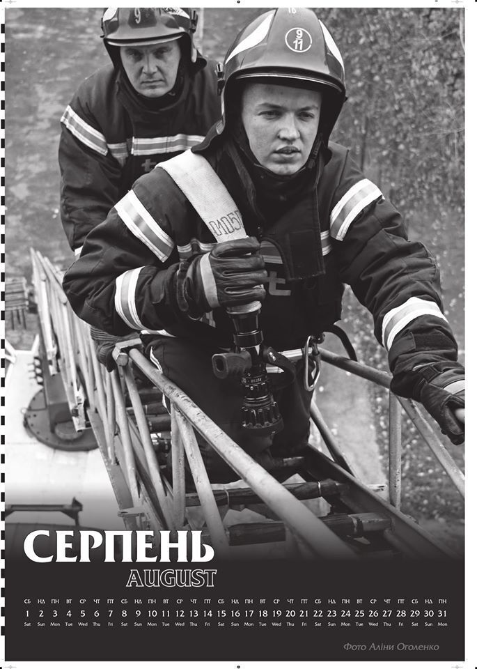 "Відправте до мене березня!" Пожежники Києва знялися для календаря: українки в захваті від гарячих фото
