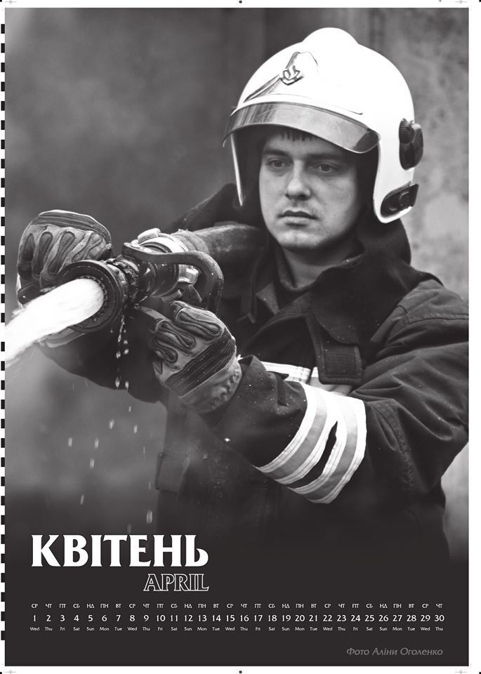 Пожарные Киева снялись для календаря: горячие кадры