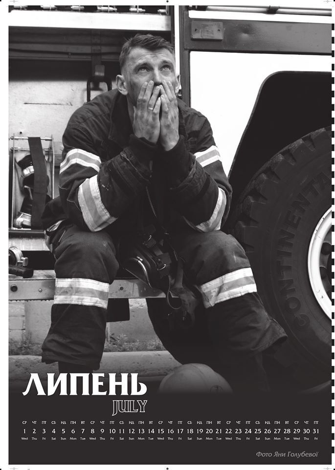 Пожарные Киева снялись для календаря: горячие кадры