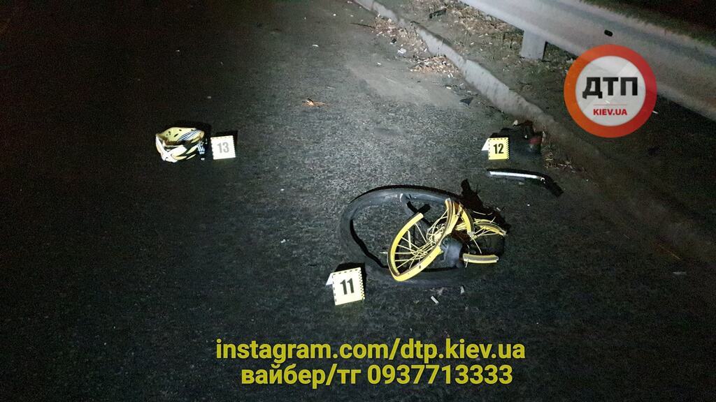 В Киеве сбили двух велосипедистов