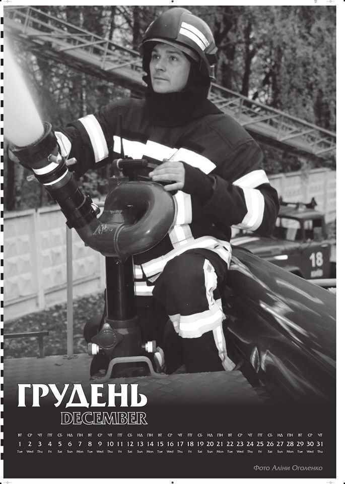 Пожарные Киева снялись для календаря: горячие кадры