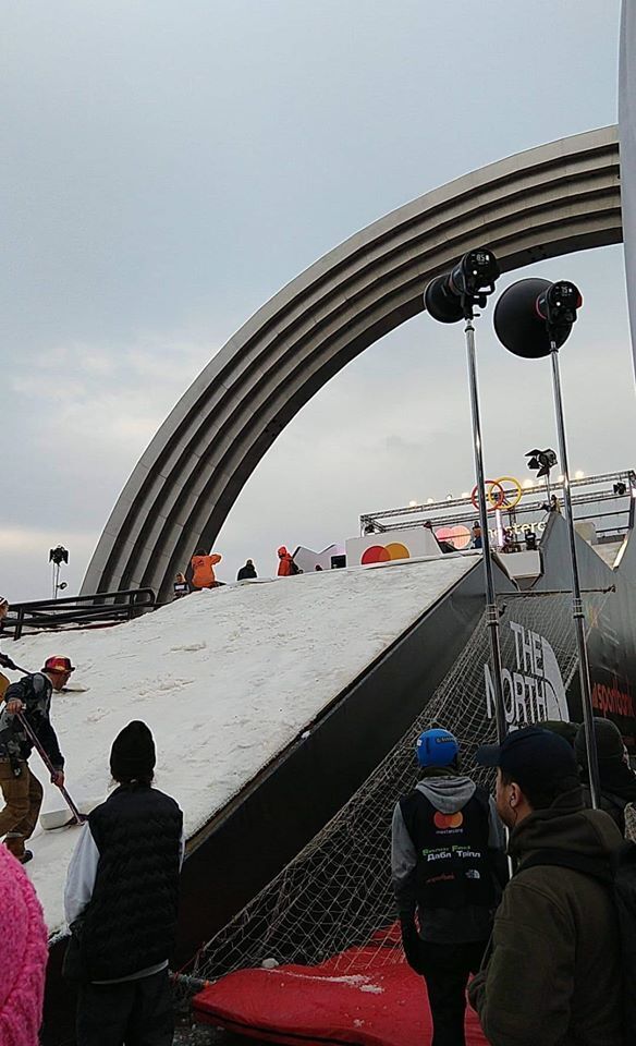 В Киев привезли грузовиками снег из Карпат: в сети делятся яркими фото и видео спортивных "последствий"