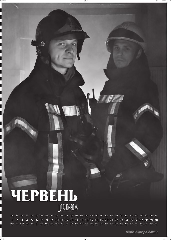 "Отправьте ко мне март!" Пожарные Киева снялись для календаря: украинки в восторге от горячих фото