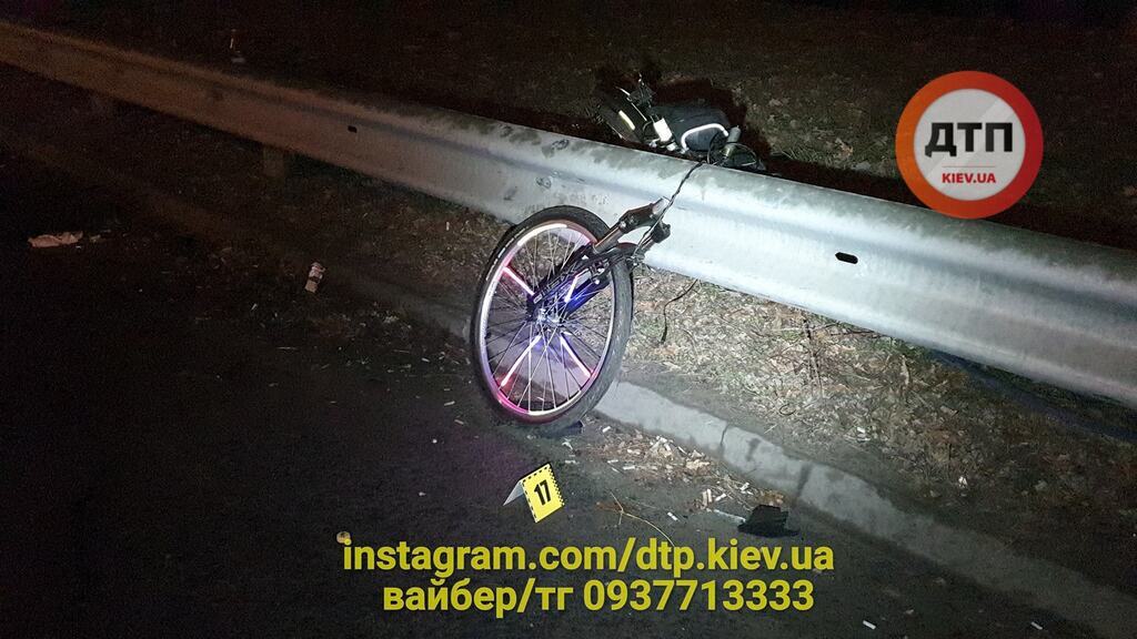 В Киеве сбили двух велосипедистов