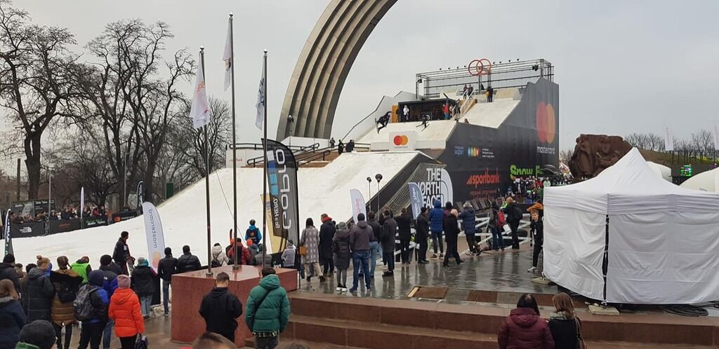До Києва привезли вантажівками сніг із Карпат: у мережі діляться яскравими фото і відео спортивних "наслідків"