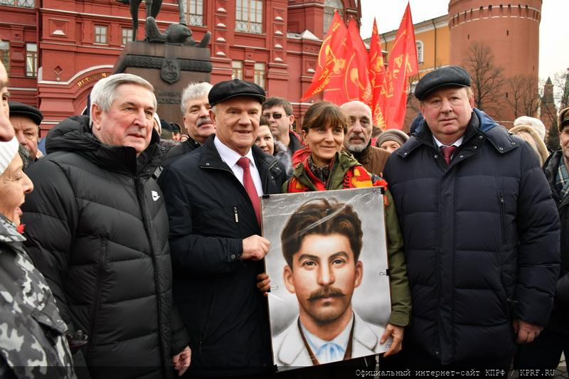 Мережу обурило поклоніння РФ убивці-Сталіну