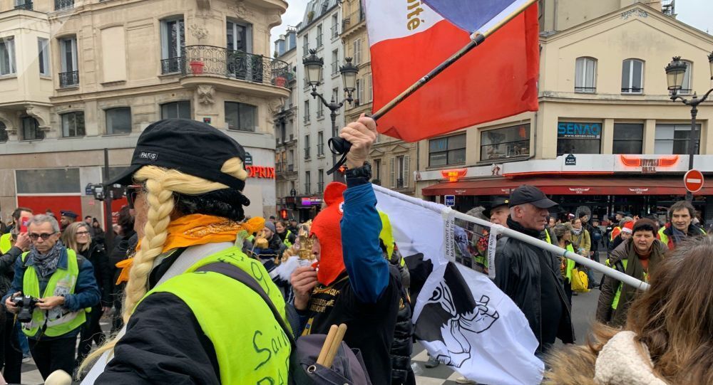 Тысячи "Макронов" заполонили Париж: "желтые жилеты" вышли на протест