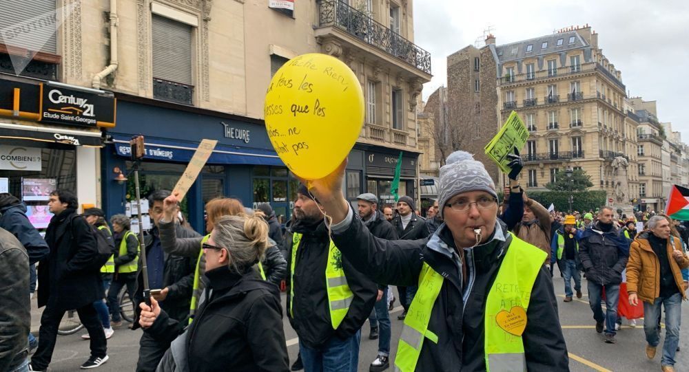 Тысячи "Макронов" заполонили Париж: "желтые жилеты" вышли на протест