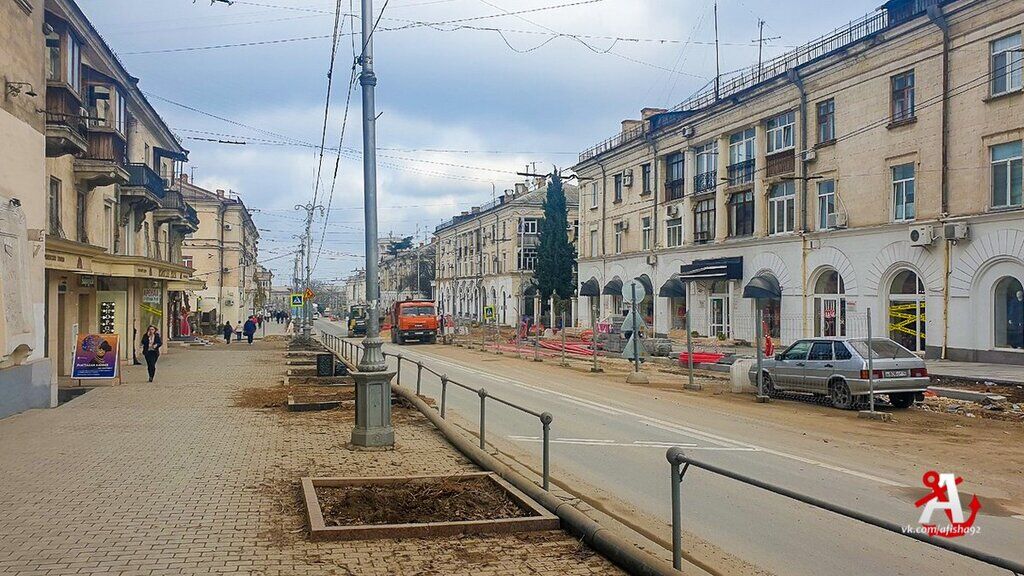 На улице Большой Морской в Севастополе спилили все деревья
