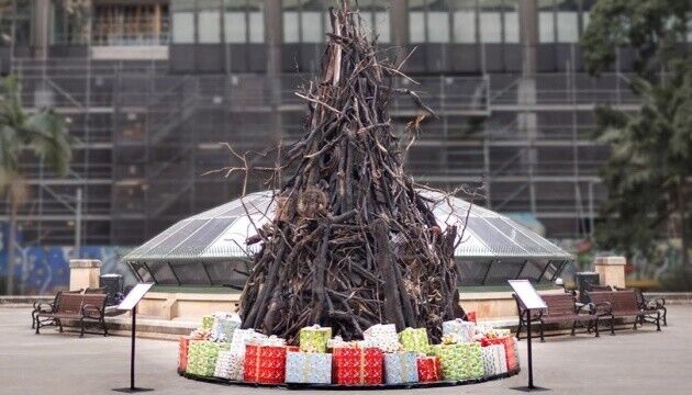 У центрі Сіднея встановили обгорілу різдвяну ялинку