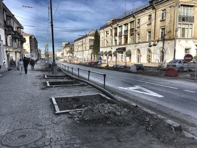 На улице Большой Морской в Севастополе спилили все деревья