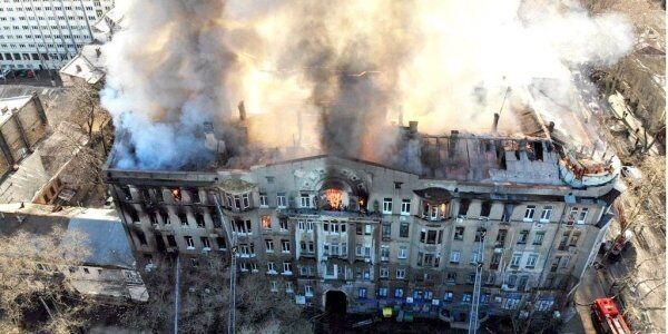 Огонь вспыхнул на 3 этаже и быстро охватил 4 тыс.кв.м здания колледжа