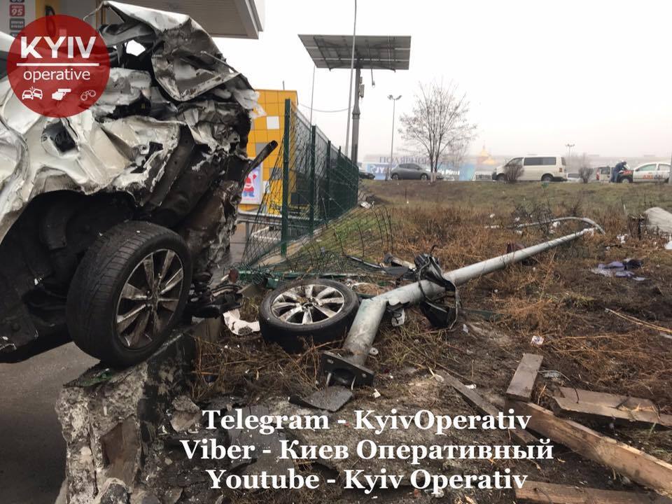 В Киеве в понедельник утром, 23 декабря, произошло жесткое ДТП с участием грузовика, водитель которого уснул