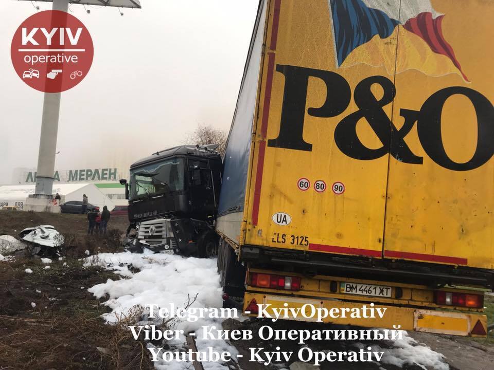 У Києві у понеділок вранці, 23 грудня, трапилася жорстка ДТП за участі вантажівки, водій якої заснув