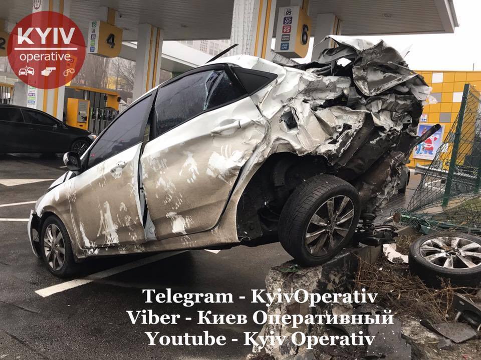 В Киеве в понедельник утром, 23 декабря, произошло жесткое ДТП с участием грузовика, водитель которого уснул
