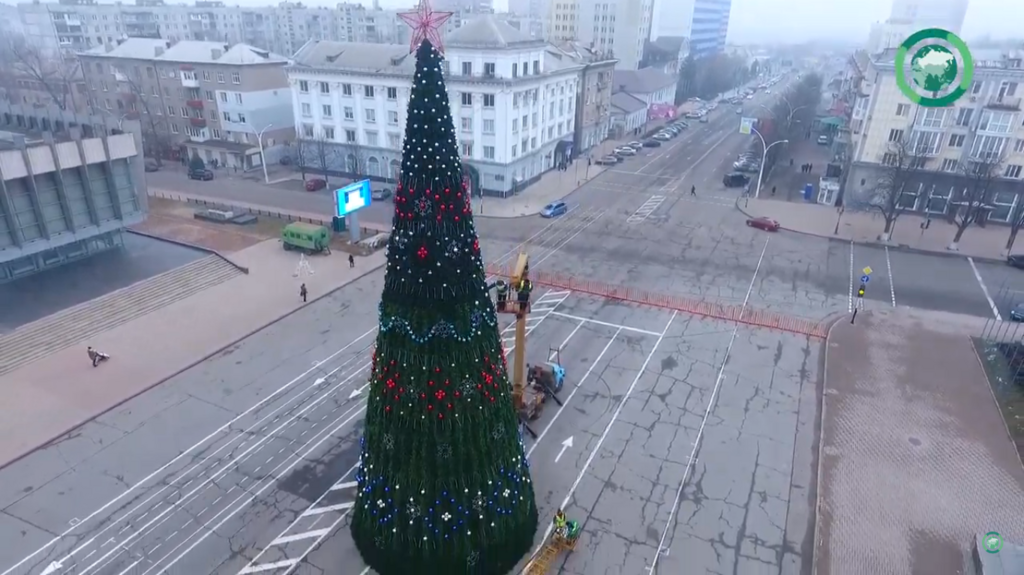 Как украшали елку в Луганске