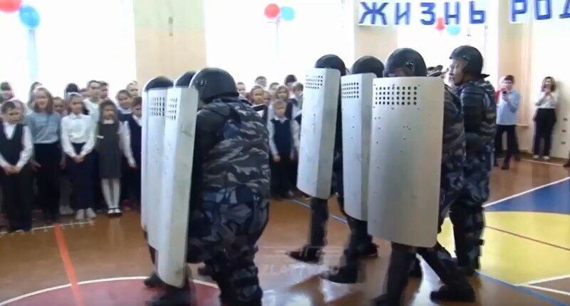 Бійці продемонстрували учням прийоми розгону демонстрантів