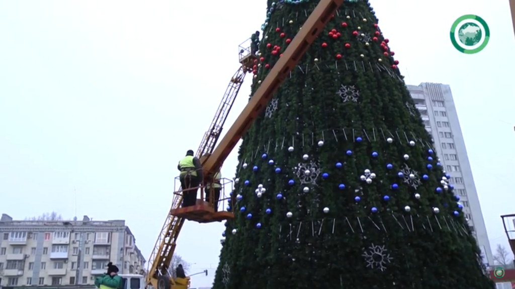 Как украшали елку в Луганске