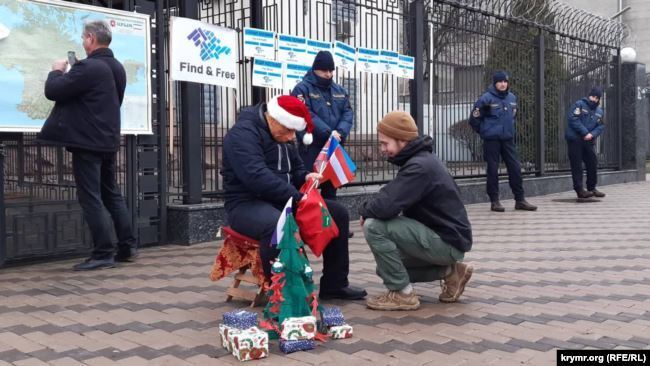 Під посольством Росії в Києві 24 грудня активісти провели акцію "Казки Путіна про насильницькі зникнення в Криму для всього світу"