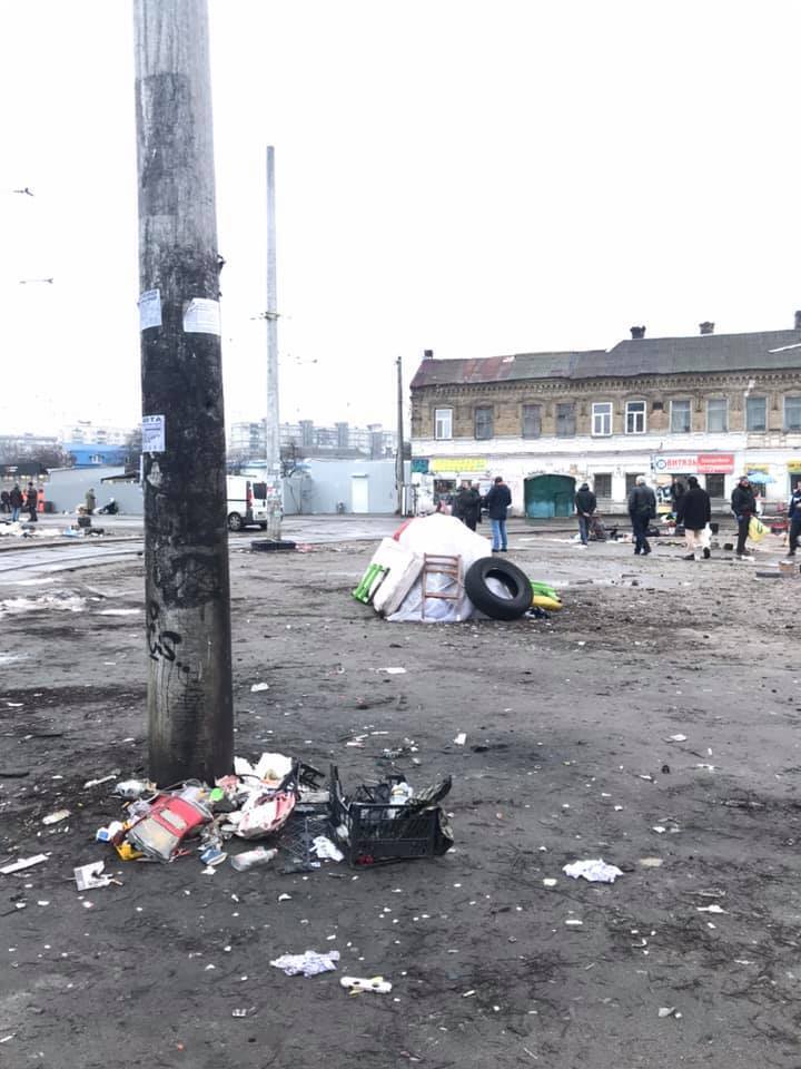 У мережі показали гори сміття посеред Києва