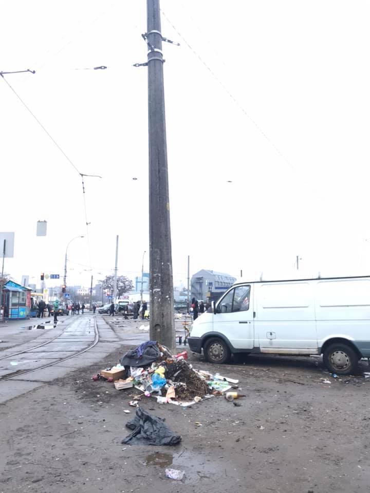 В сети показали горы мусора посреди Киева