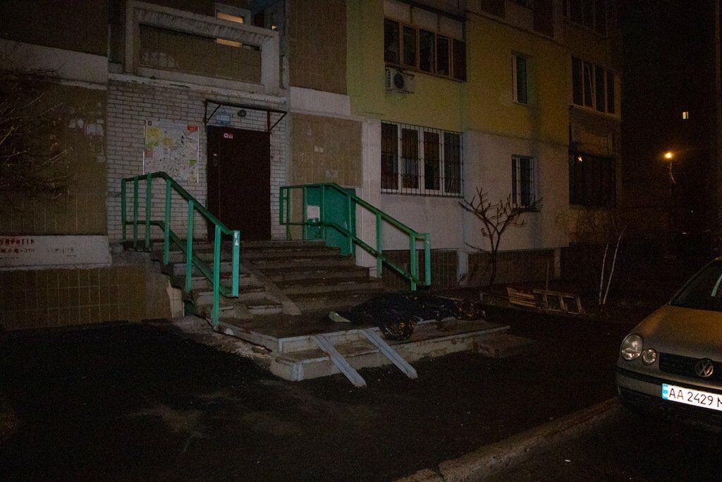 В Деснянском районе Киева, на улице Николая Лаврухина, 7, обнаружили тело мужчины