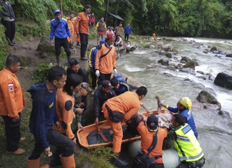 В Индонезии автобус с людьми упал в реку