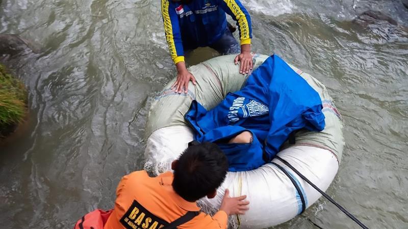 В Индонезии автобус с людьми упал в реку