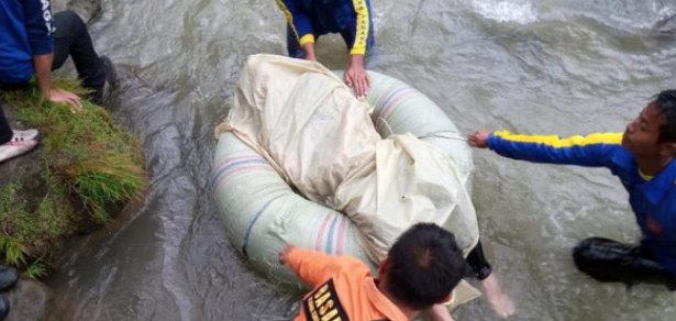 В Індонезії автобус із людьми впав у річку