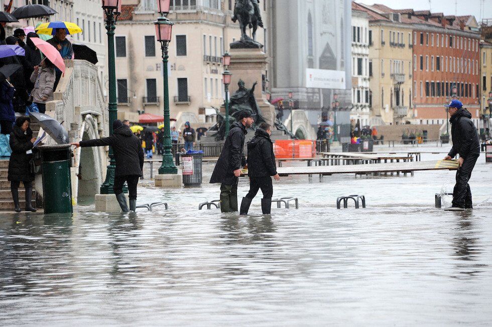 Венеція перед Різдвом знову пішла під воду: фото і відео потопу