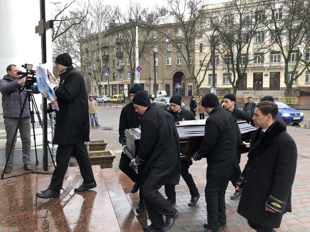 В Одессе простились с погибшим в страшном пожаре студентом