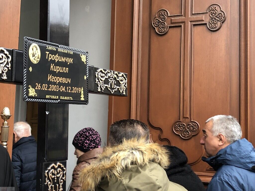 В Одессе простились с погибшим в страшном пожаре студентом