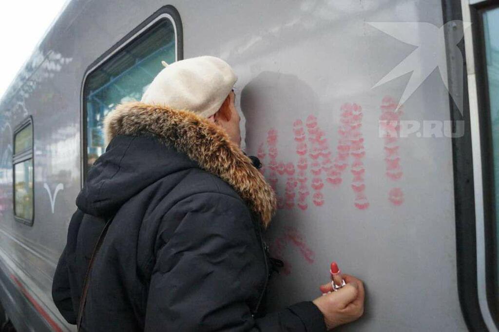 В Севастополе целовали поезд Путина