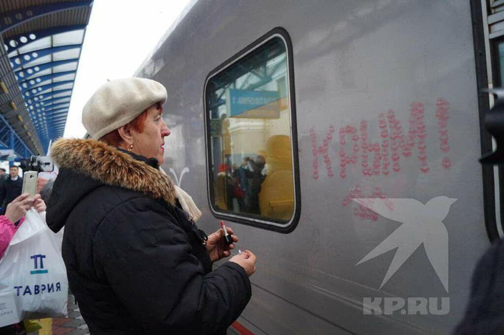 В Севастополе целовали поезд Путина