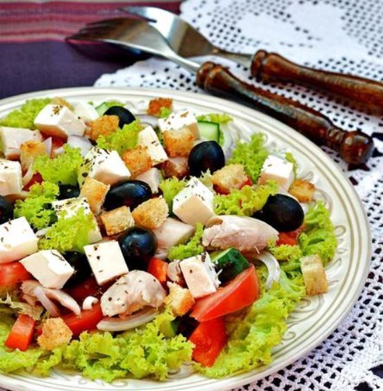 Грецький салат з куркою