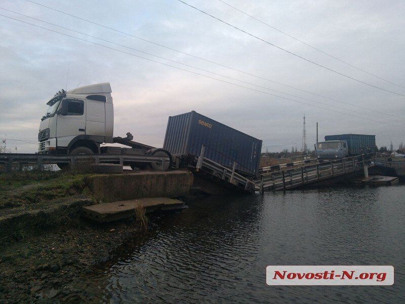 Фура утопила понтонный мост на Николаевщине