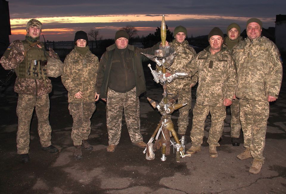 Воїни зібрали ялинку з уламків російських боєприпасів