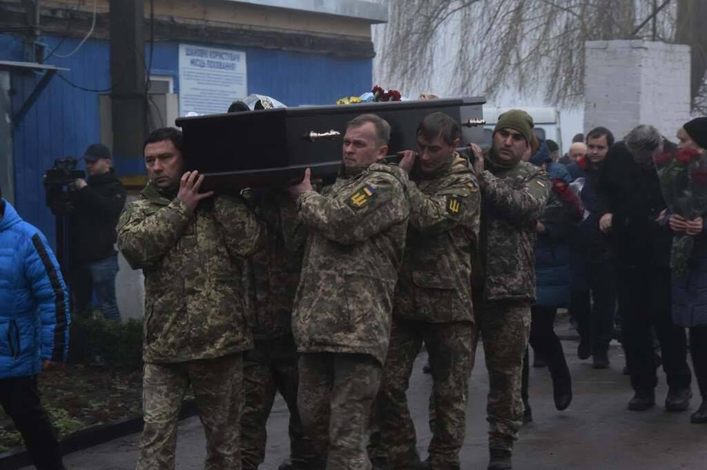 "Назавжди в серцях": на Дніпропетровщині зворушливо попрощалися із загиблим на Донбасі героєм. Фото