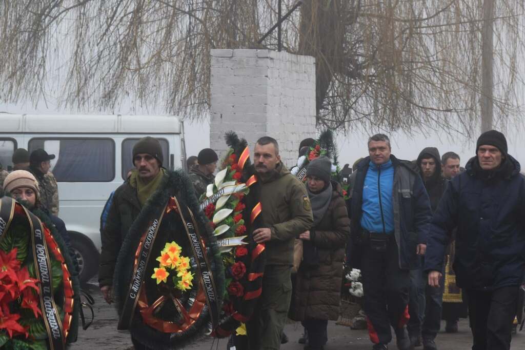 "Назавжди в серцях": на Дніпропетровщині зворушливо попрощалися із загиблим на Донбасі героєм. Фото