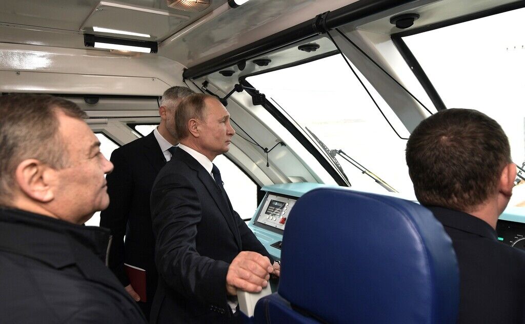 Володимир Путін відкриває залізничний рух Кримським мостом в анексований Крим