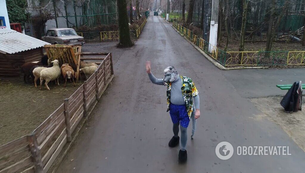 Директор Одесского зоопарка снял видео, нарядившись крысой