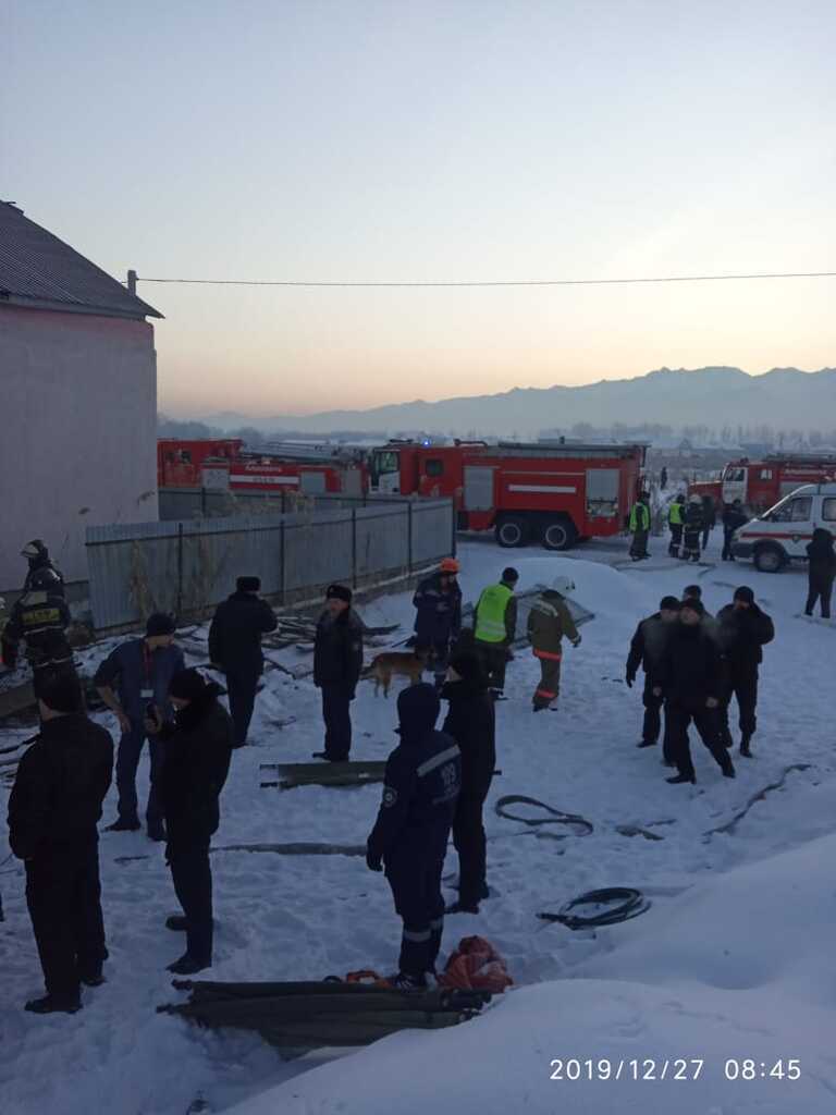 В Казахстане рухнул самолет с сотней людей
