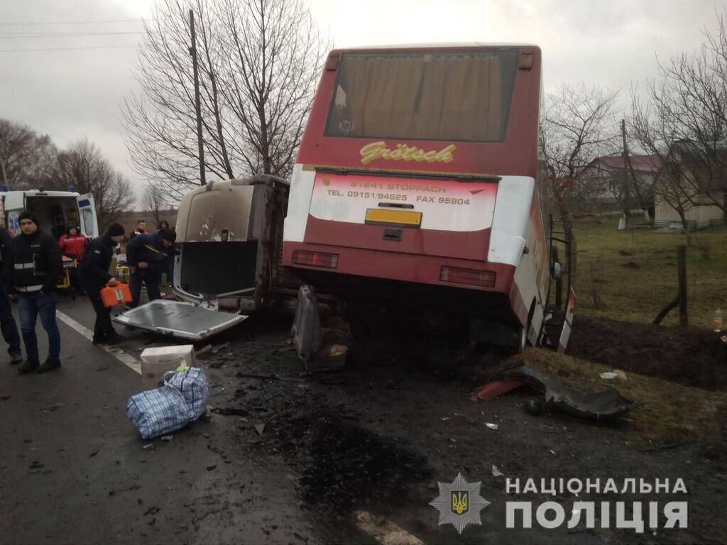 Обидва транспортні засоби вилетіли у кювет