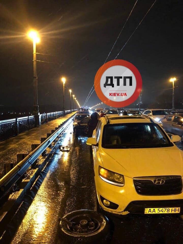 В Киеве произошло ДТП на мосту Патона