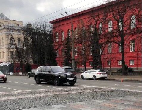 Rolls-Royce Cullinan поймали на видео в Киеве