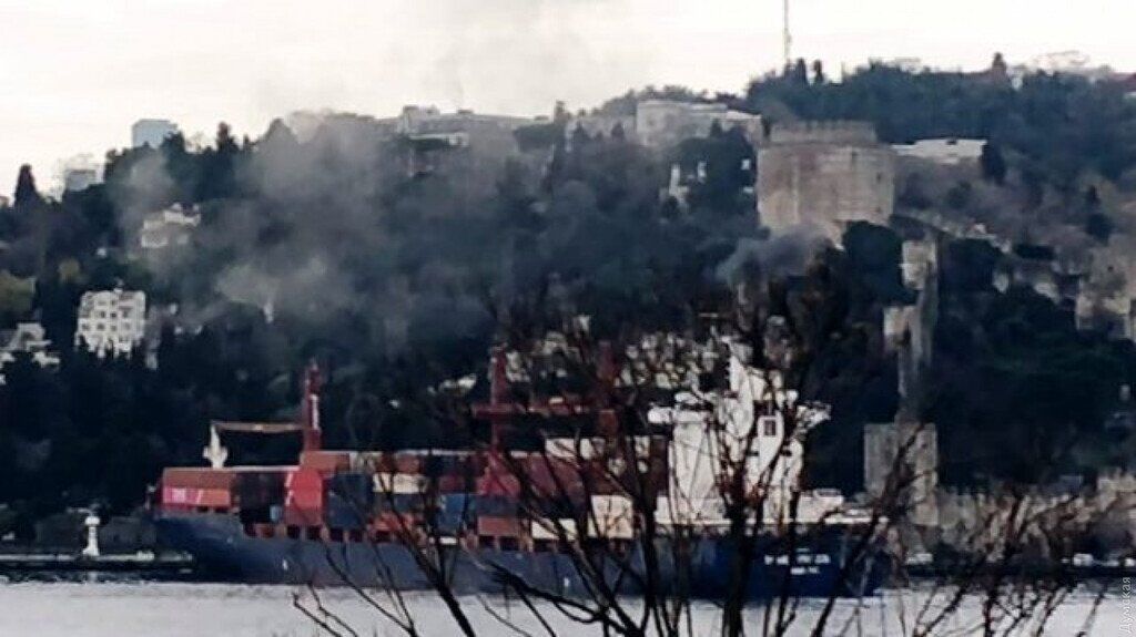 Следовавший из Одессы контейнеровоз устроил аварию в Босфоре