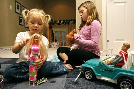 "Барби", слаймы и глина для лепки: украинские эксперты назвали токсичные детские игрушки